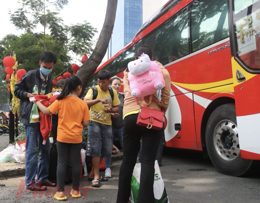 Người lao động được hỗ trợ vé xe về quên vào dịp Tết Nguyên đán năm 2023.