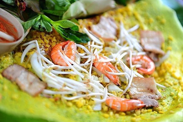 Mỗi người một việc để tìm cho đủ nguyên liệu đổ bánh xèo miền Tây (Ảnh: Internet)