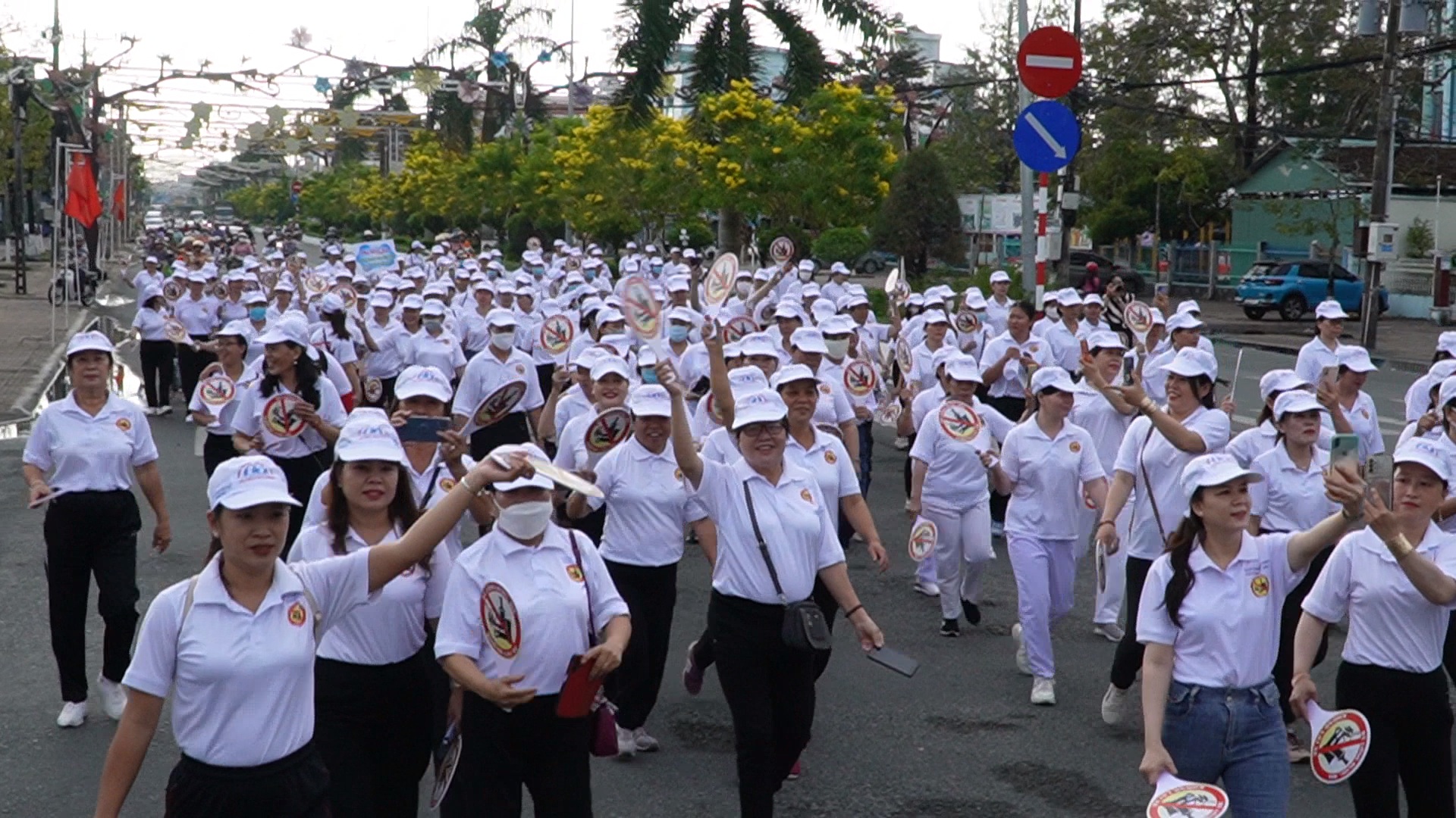 Hàng ngàn người ở Cà Mau đi bộ diễu hành kêu gọi “đã uống rượu, bia – không lái xe”