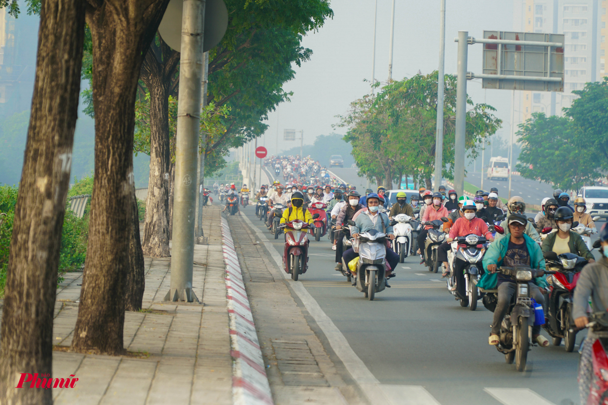 Người dân tham gia giao thông đều nhận thức vấn đề ô nhiễm và chủ động đeo khẩu trang phòng tránh