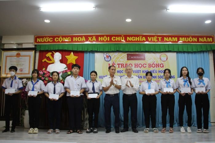 Đại diện các đơn vị trao học bổng cho các học sinh tại huyện Mỹ Xuyên và huyện Trần Đề.