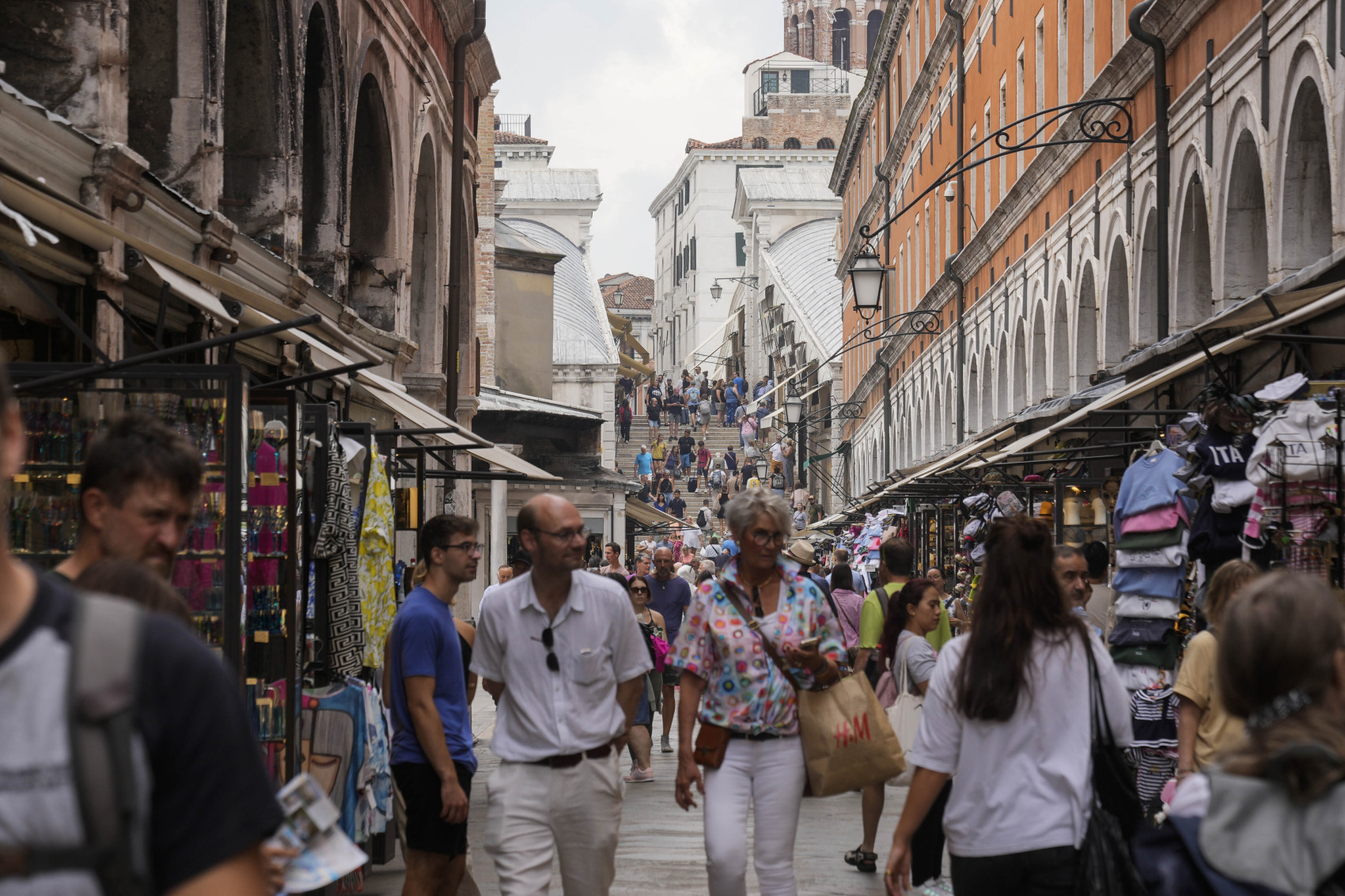 Khách du lịch đi bộ trên một con phố đông đúc ở Venice, Ý.