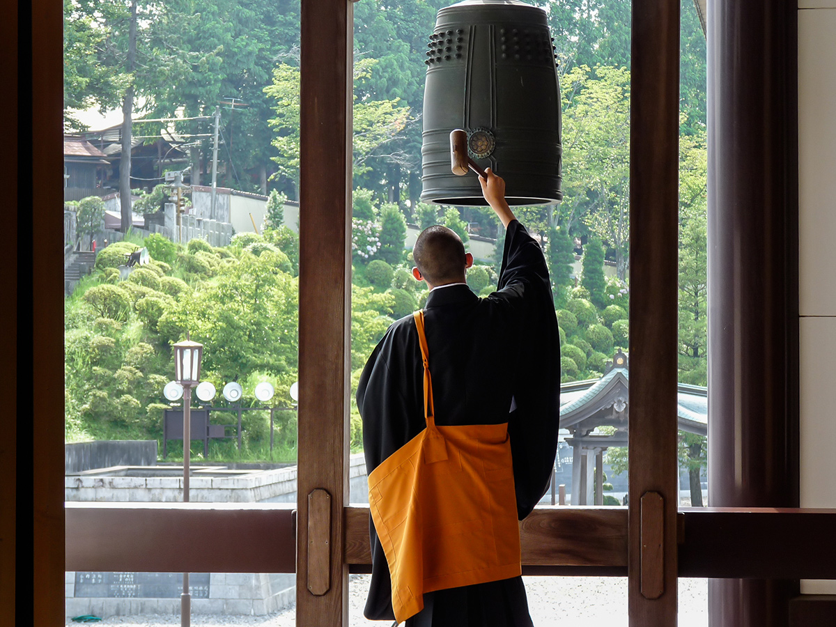 Rung chuông đêm giao thừa đã trở thành phong tục truyền thống ở hầu hết các ngôi chùa ở Nhật Bản.