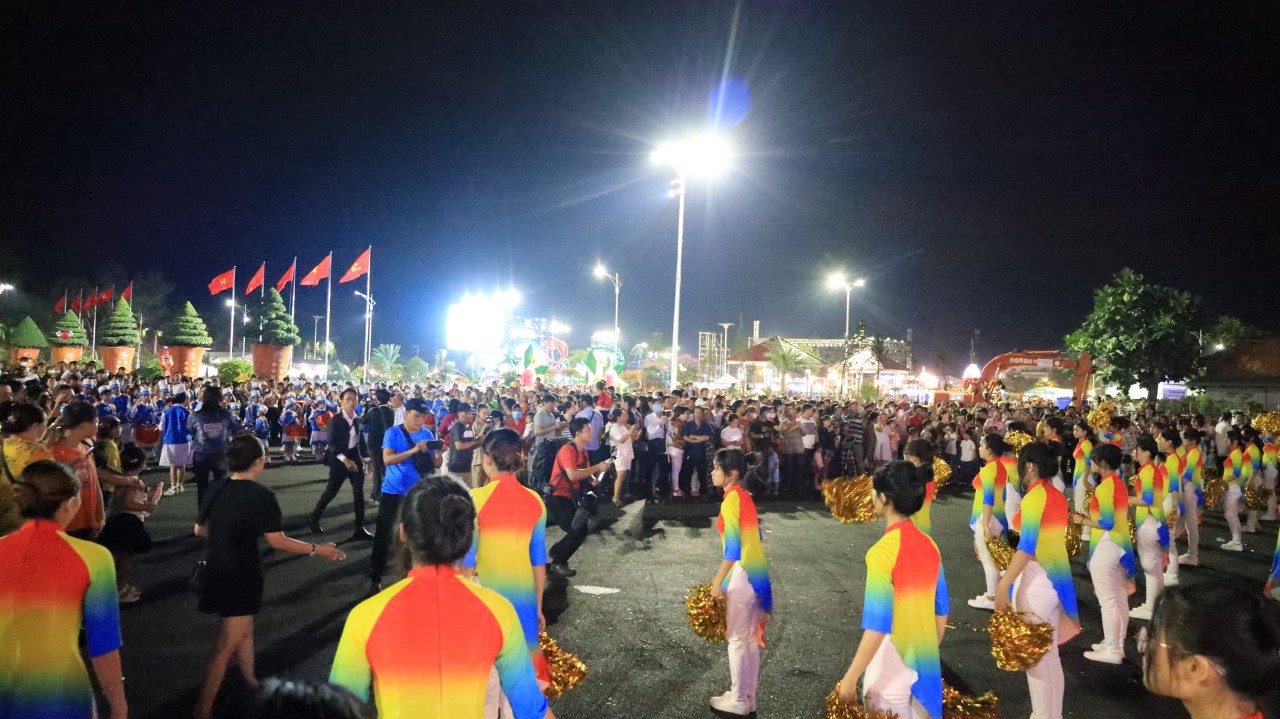 Rất đông người dân đến dự khai mạc festival hoa kiểng