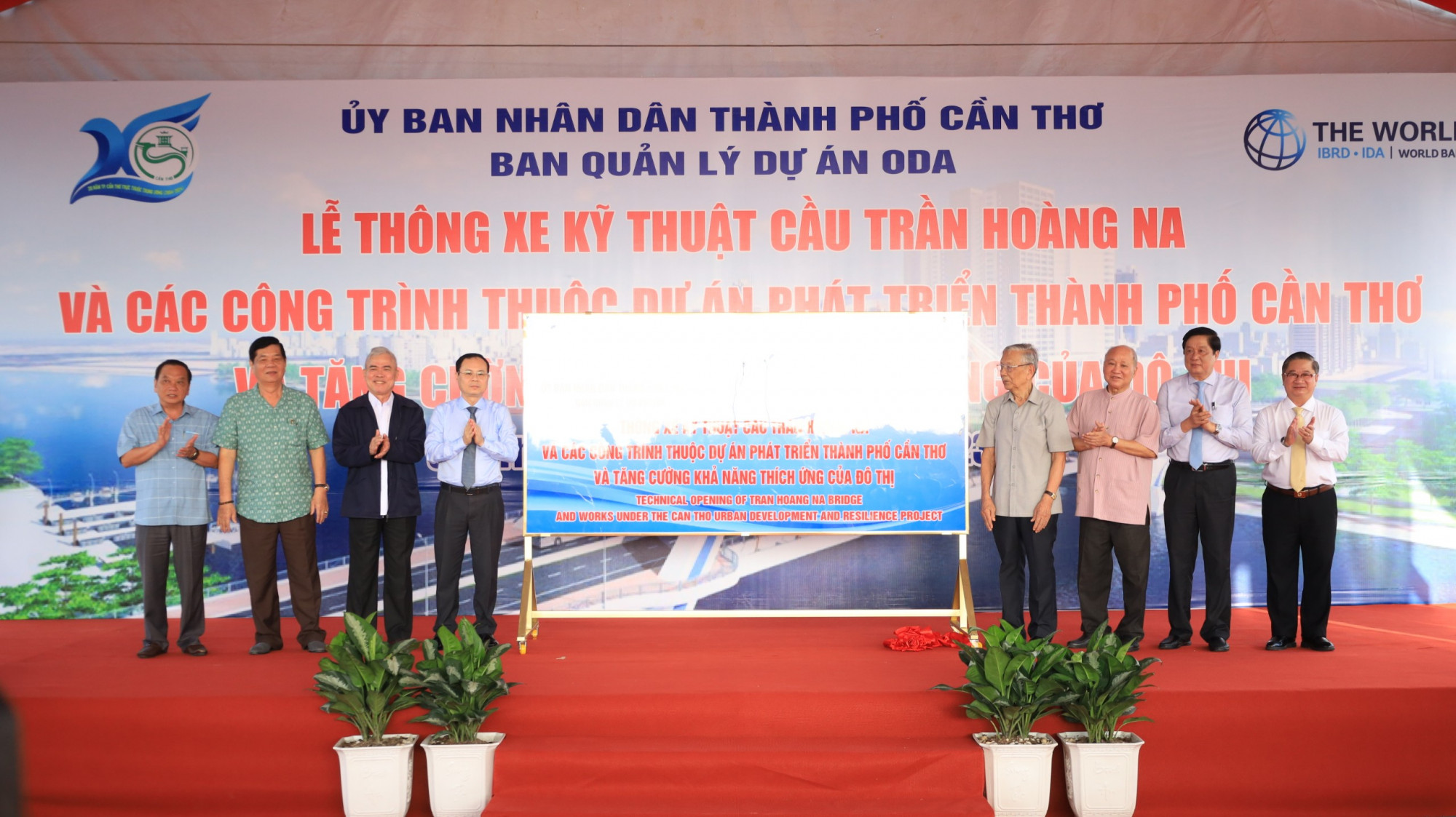 Lễ thông xe kỹ thuật cầu Trần Hoàng Na. Ảnh: Trung Phạm