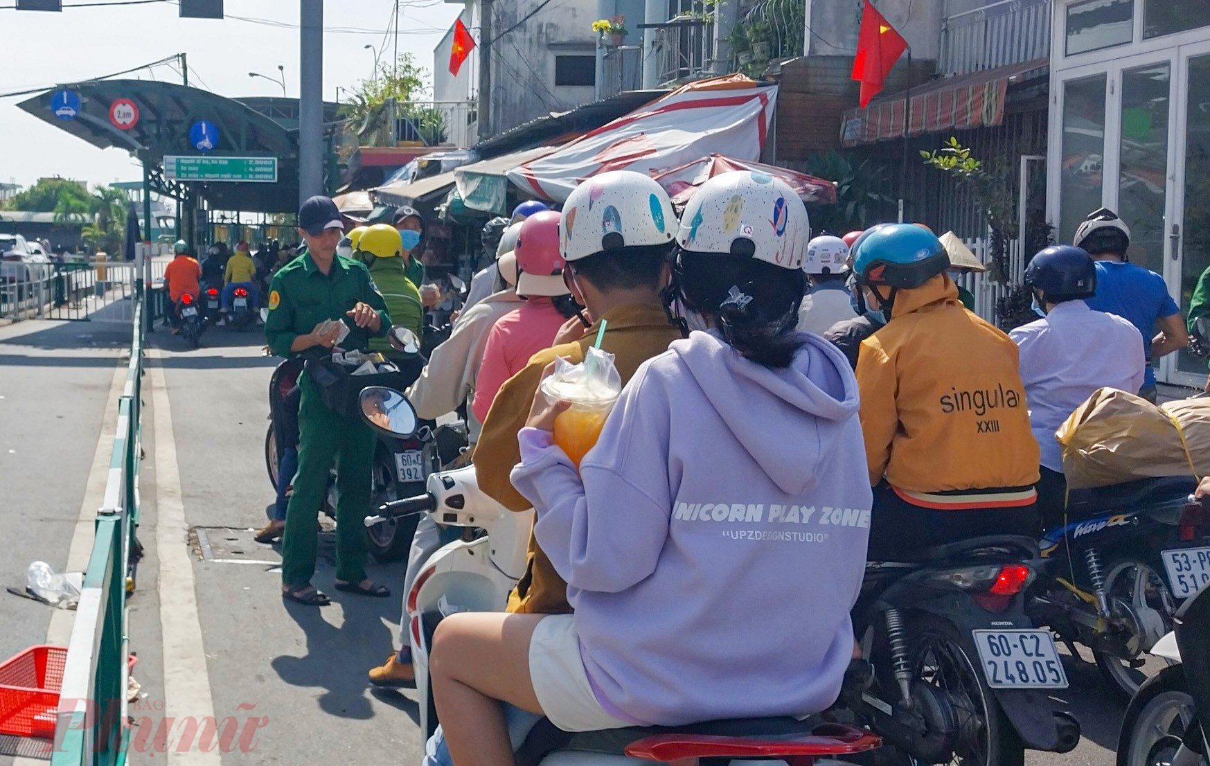 Ghi nhận tại bến phà Cát Lái phía huyện Nhơn Trạch (tỉnh Đồng Nai), các phương tiện chờ qua phà để về trung tâm TPHCM khá thưa thớt.