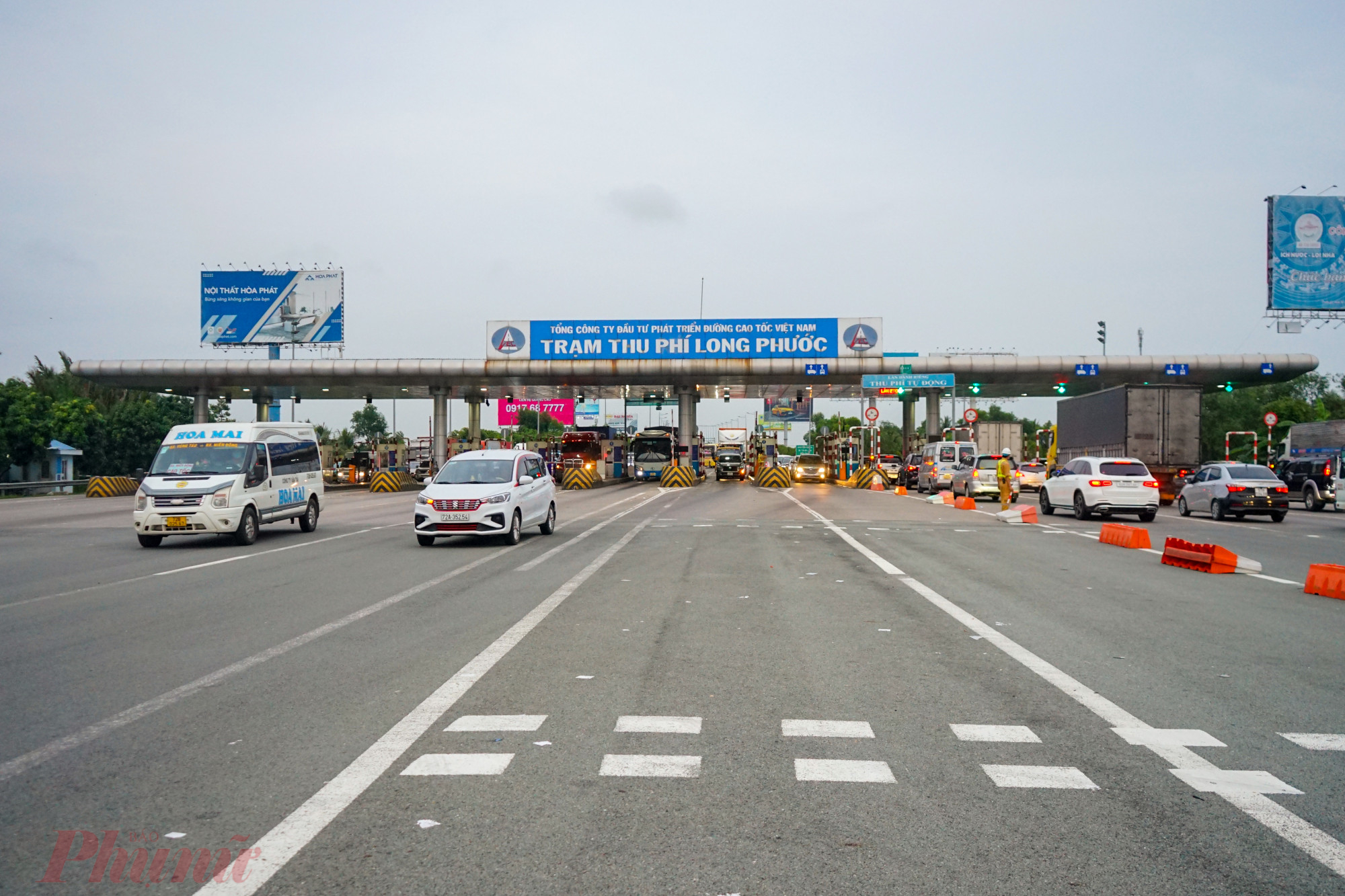 Trên cao tốc TPHCM Long Thành Dầu Giây (đoạn qua trạm thu phí Long Phước) ghi nhận vào lúc 18h mật độ phương tiện di chuyển qua đây khá thông thoáng. Dòng phương tiện từ TPHCM hướng về Đồng Nai di chuyển chậm.