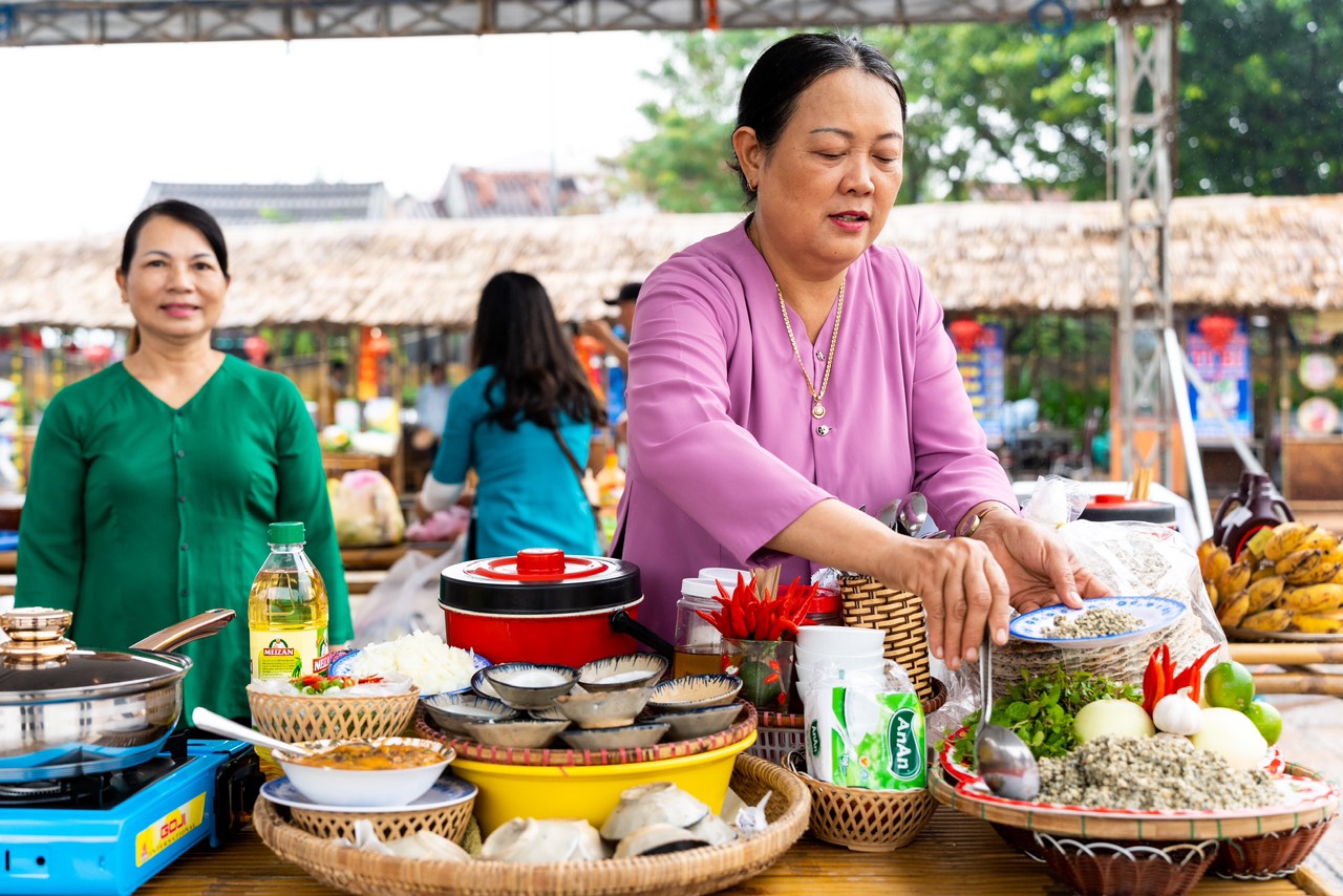 Gian hàng bánh bèo, hến xào