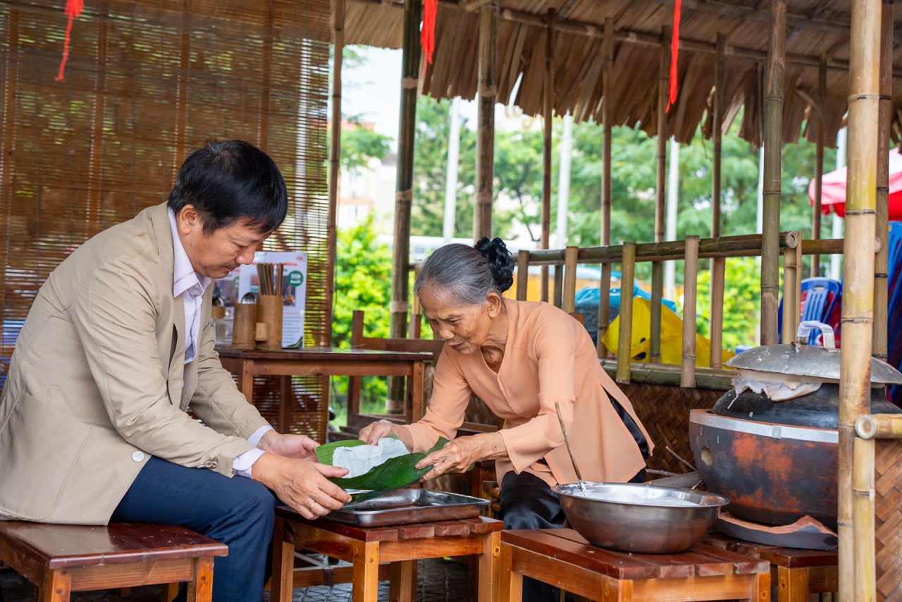 Các thực khách thích thú thưởng thức bánh ướt, bánh đập nóng hổi tại các gian hàng của sự kiện