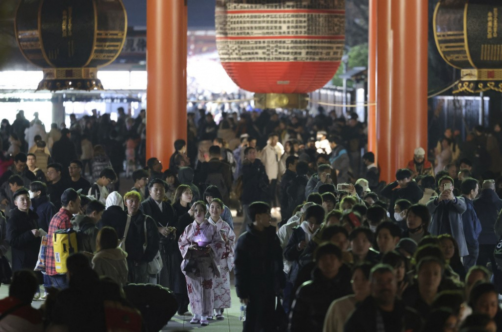 Ở phường Taito, Tokyo, người dân tụ tập để tham dự sự kiện đánh chuông lúc nửa đêm.