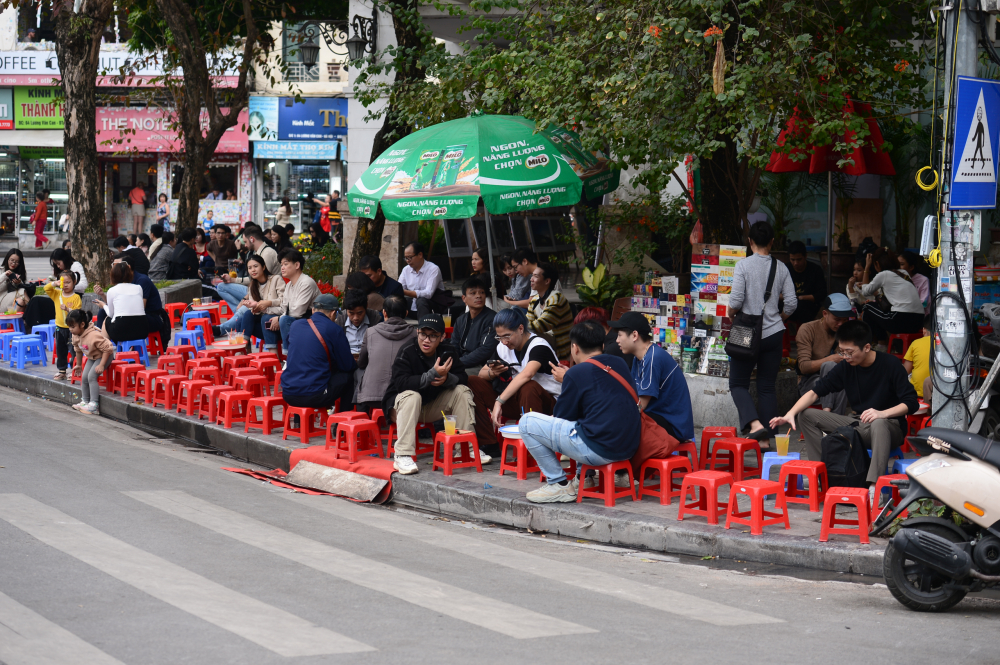 Các hàng quán vỉa hè trên phố đi bộ hồ Gươm cũng đông nghịt người ngồi chờ chương trình Countdown năm mới.