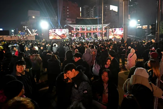 Hàng nghìn người tập trung ở trung tâm Seoul trước nửa đêm. (Ảnh: AFP)