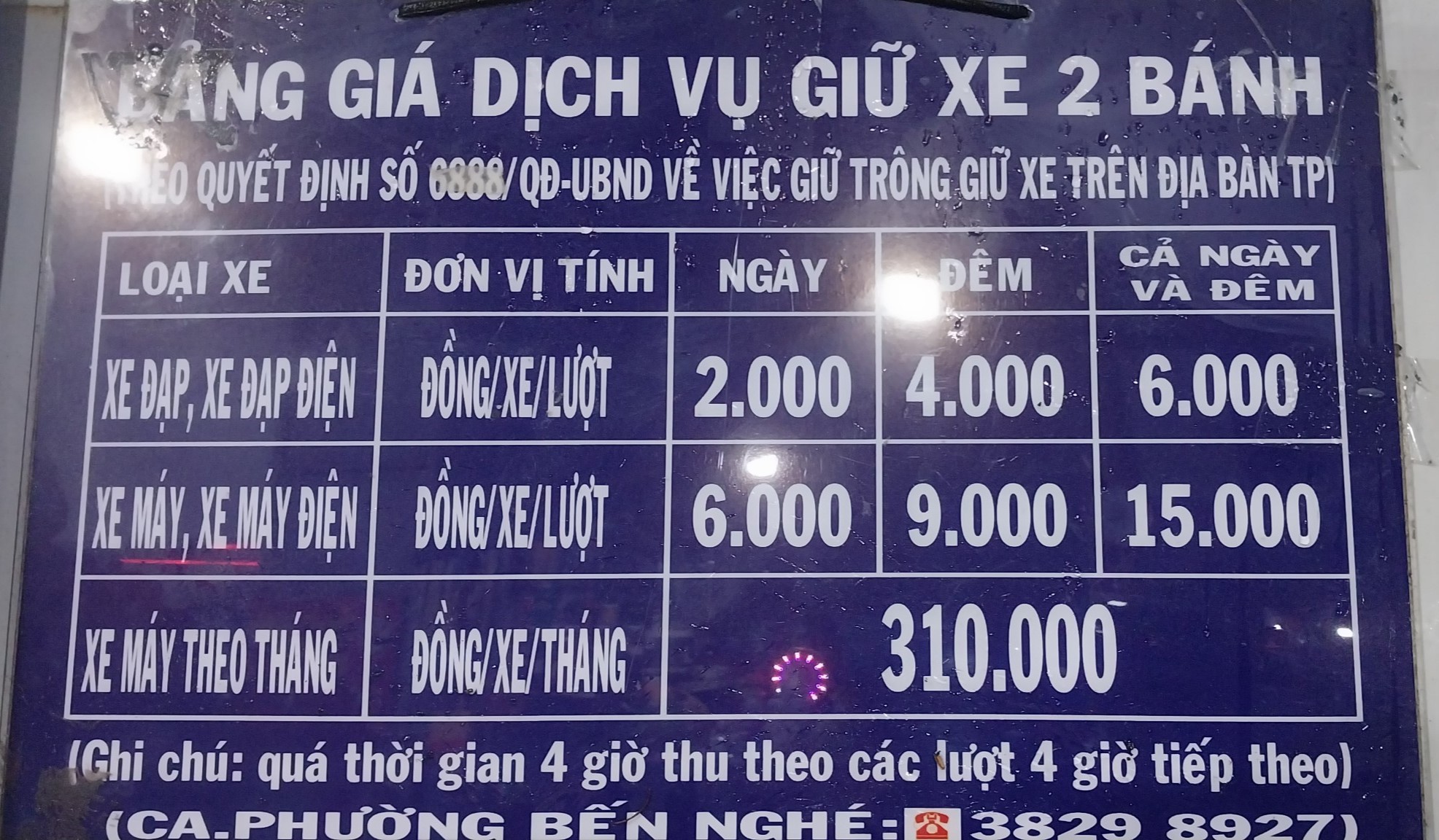 Bản giá dịch vụ gửi xe được niêm yết theo quy định của UBND thành phố gắn bên bãi xe chặt chém 