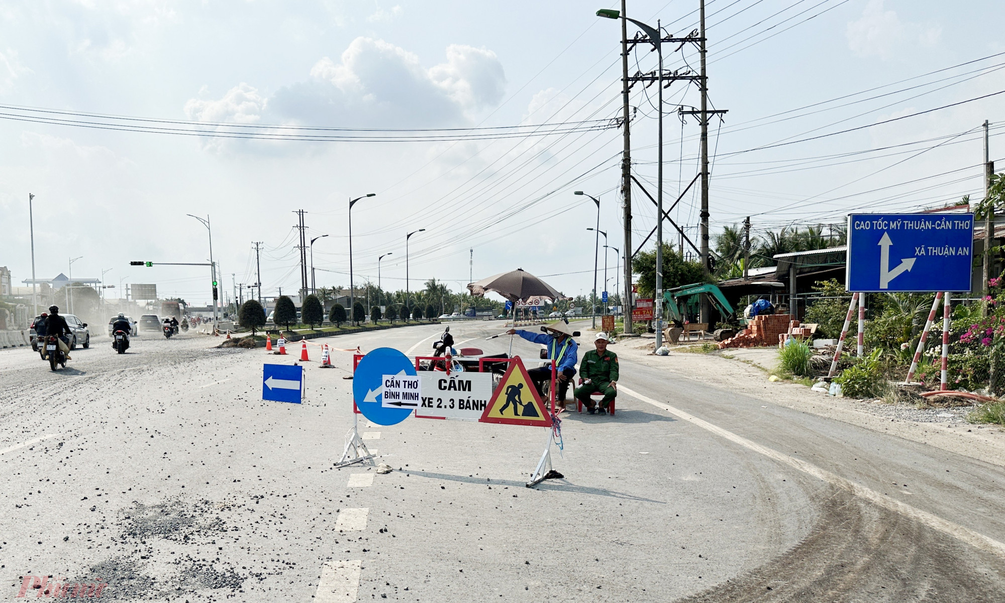 Tại các nút giao khu vực cao tốc Mỹ Thuận - Cần Thơ đều có nhân viên túc trực hướng dẫn người dân lưu thông.