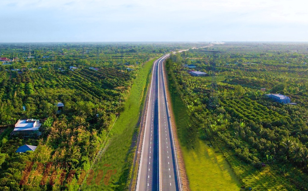 Dự án cao tốc Mỹ Thuận - Cần Thơ dài gần 23km đi qua hai tỉnh Vĩnh Long và Đồng Tháp, tổng mức đầu tư hơn 4.800 tỉ đồng, khởi công xây dựng từ tháng 1/2021. Trong đó, đoạn qua tỉnh Vĩnh Long dài hơn 12km, qua Đồng Tháp dài hơn 10km. Điểm đầu dự án nối vào cầu Mỹ Thuận 2, thuộc phường Tân Hòa, TP Vĩnh Long. Điểm cuối tại nút giao cầu Chà Và, nối vào tuyến quốc lộ 1 hiện hữu thuộc xã Thuận An, thị xã Bình Minh, tỉnh Vĩnh Long.