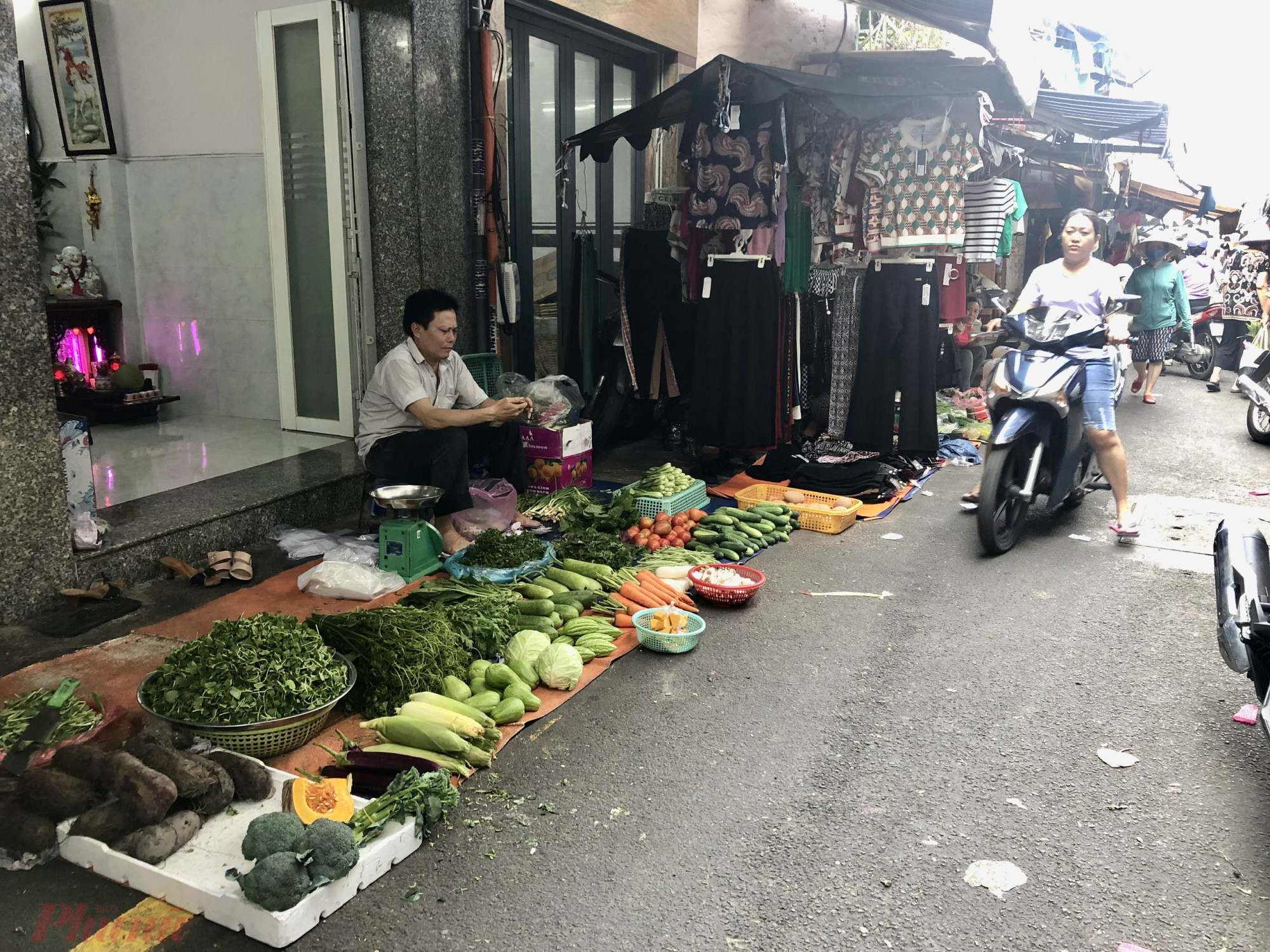 Tại chợ Vườn Chuối, quận 3, không ít tiểu thương ngồi bấm điện thoại giết thời gian vì khá ế ẩm