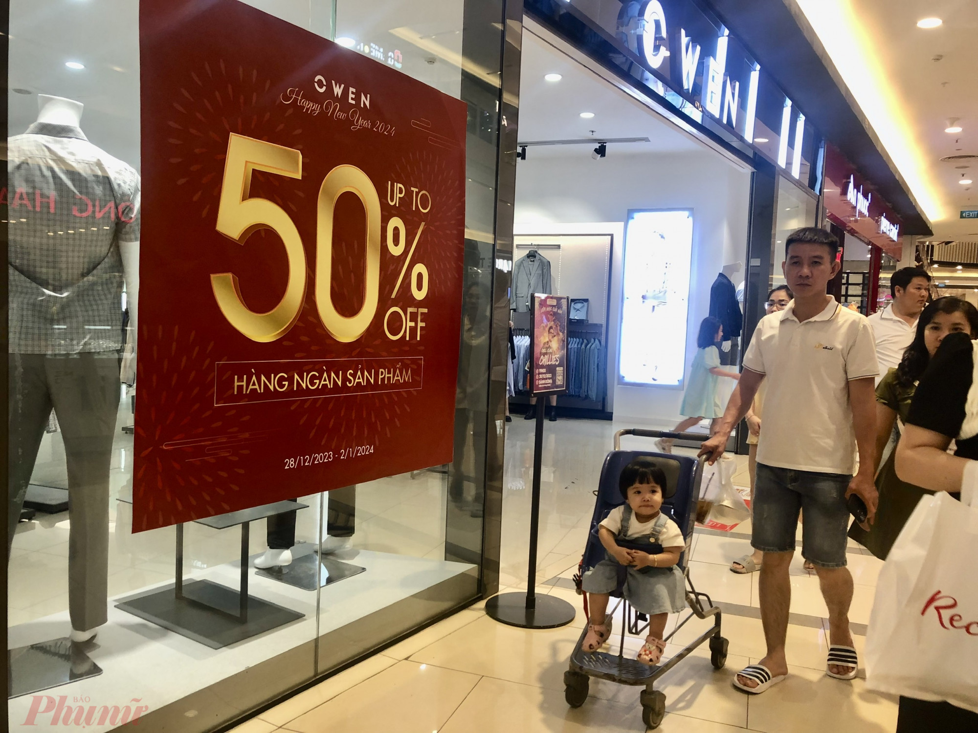 Thương hiệu thời trang Owen giảm giá sâu 50% nhưng khách mua tại cửa hàng khá vắng. 