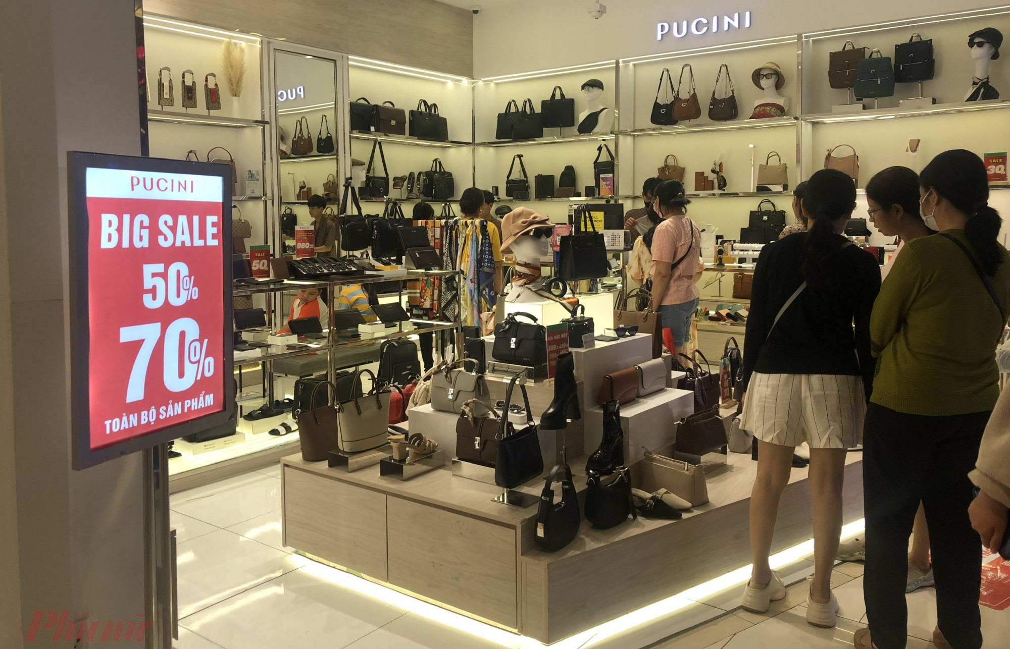 Thương hiệu túi xách, phụ kiện Pucini cũng giảm giá sâu tới 70%, các mẫu tại đây không phải là mẫu cũ nên cũng khá thu hút chị xem tham quan mua sắm. 