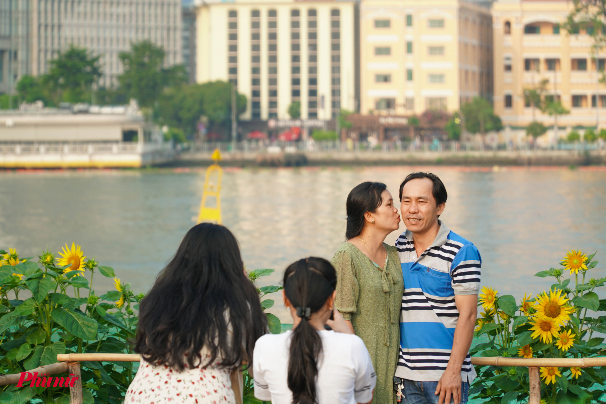 Dịp Tết, gia đình lại đoàn viên, vui chơi cùng nhau và cũng lưu giữ những kỷ niệm đẹp