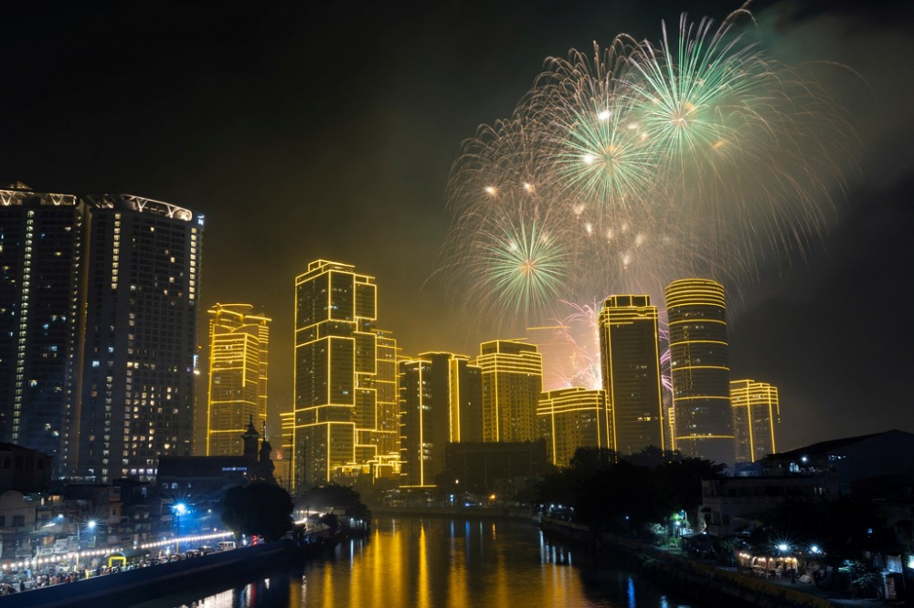 Pháo hoa thắp sáng bầu trời Trung tâm Rockwell trong lễ đón năm mới ở Makati, Metro Manila, Philippines