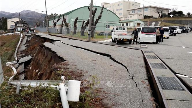 Một đoạn đường bị hư hại sau động đất tại thành phố Wajima, tỉnh Ishikawa, Nhật Bản ngày 1/1/2024. Ảnh: The Yomiuri Shimbun/TTXVN