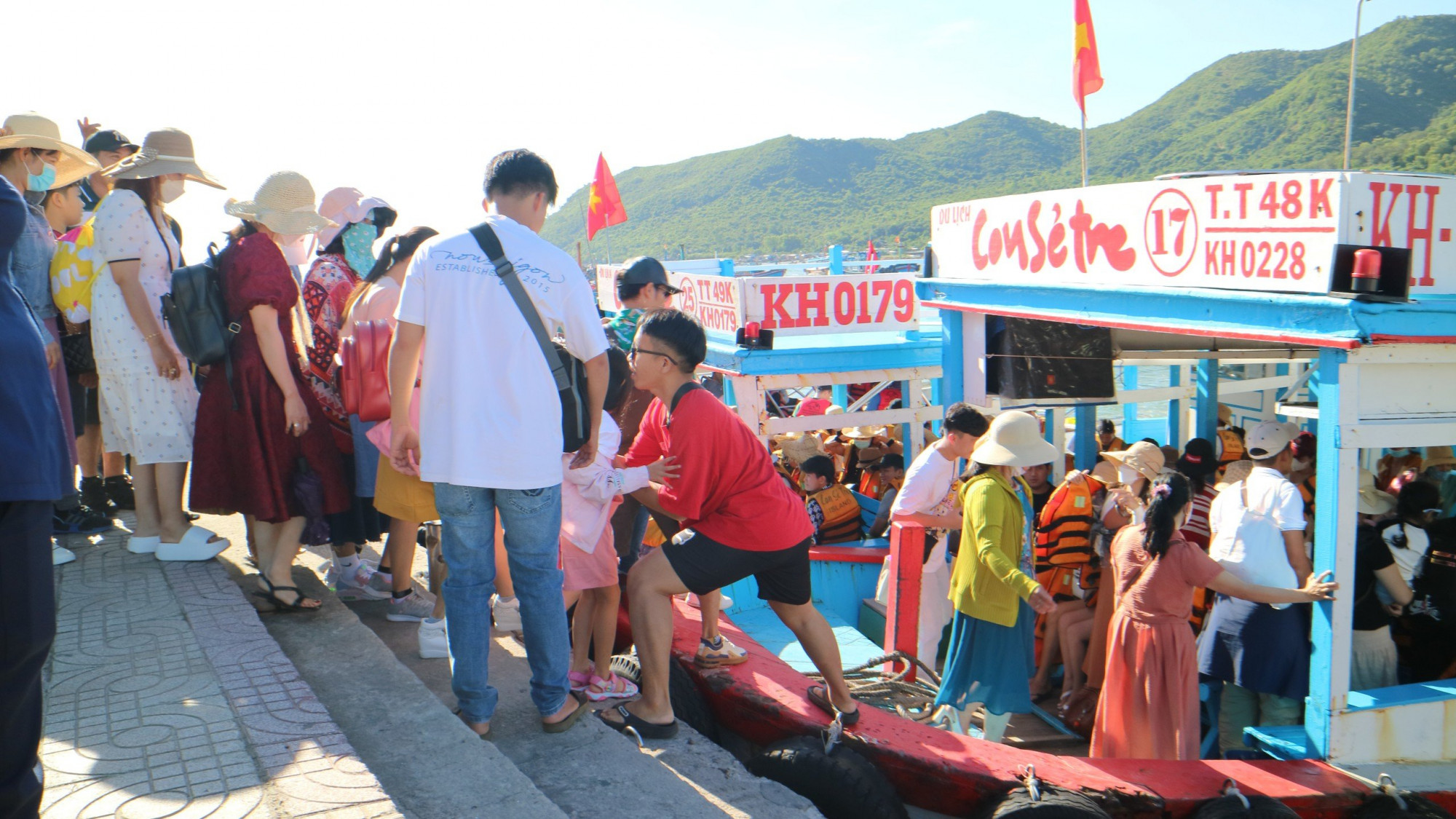 Du khách lên tàu đi tham quan các tour biển đảo ở Nha Trang