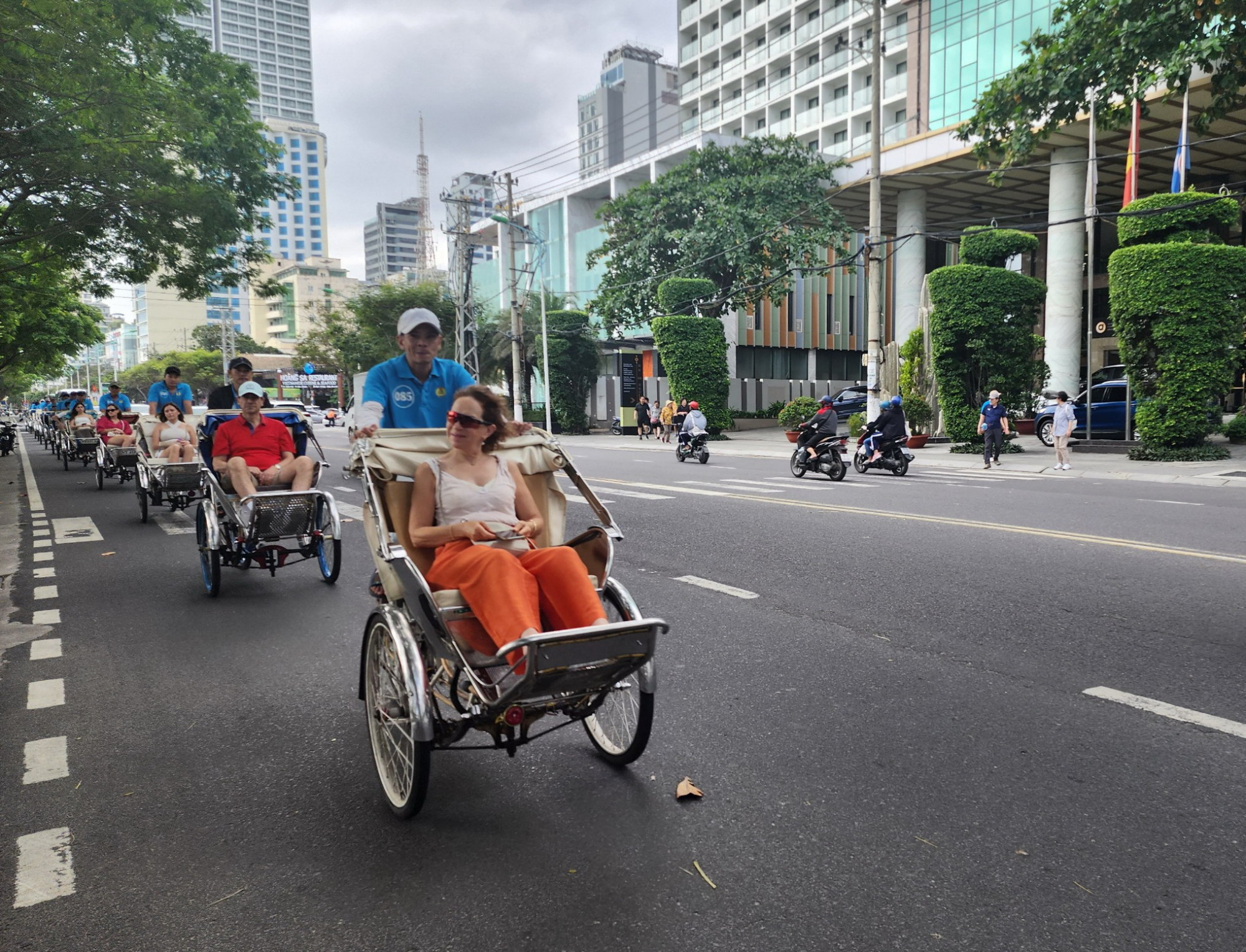 Du khách tàu biển tham quan Nha Trang bằng xích lô