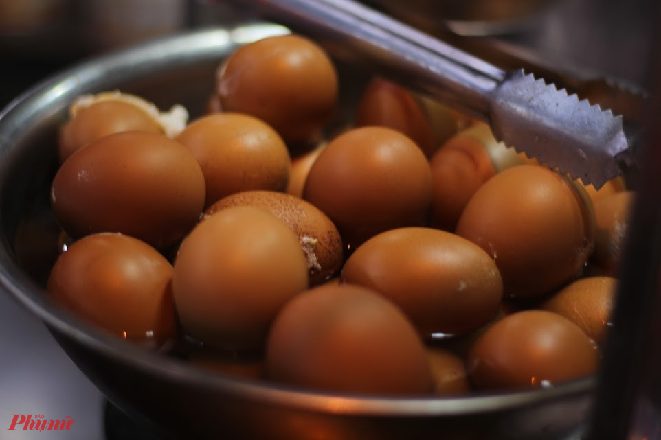 Trứng gà luộc luôn được giữ nóng để phục vụ khách.