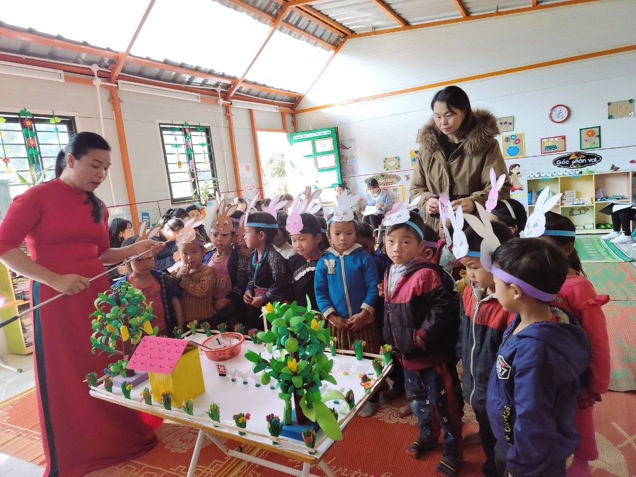 Một tiết học của cô và cháu Trường mầm non Khau Phạ (huyện Mù Cang Chải, tỉnh Yên Bái)