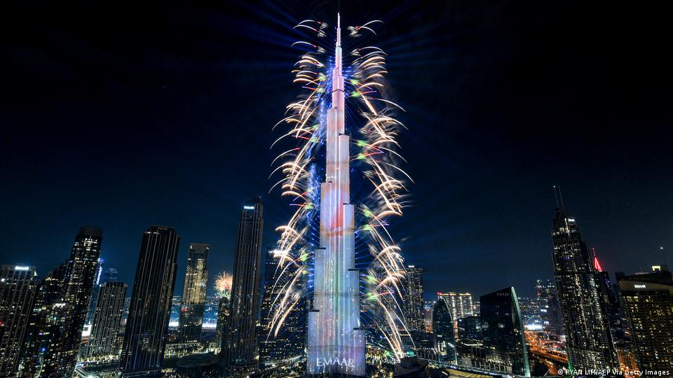 Burj Khalifa, tòa nhà cao nhất thế giới, là tâm điểm trong màn trình diễn ngoạn mục của Dubai.