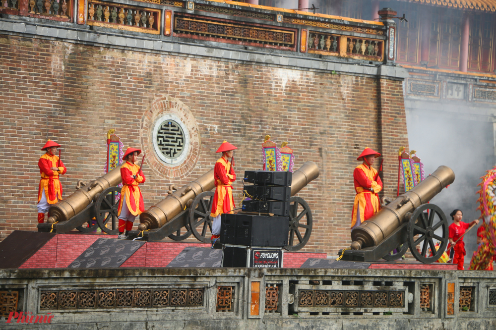 Dịp này, ông Hoàng Việt Trung, Giám đốc Trung tâm Bảo tồn di tích Cố đô Huế  đã công bố 'Festival Huế 2024 có chủ đề 'Di sản Văn hóa với hội nhập và phát triển' sẽ tổ chức các hoạt động liên tục, kéo dài trong suốt năm, mở đầu bằng Lễ hội sân khấu hóa tái hiện Lễ Ban sóc triều Nguyễn 