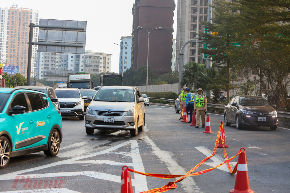 Lực lượng chức năng túc trực để điều tiết giao thông tại điểm cuối cao tốc Pháp Vân - Cầu Giẽ.