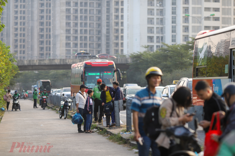 Nhiều xe khách lợi dụng ùn tắc kéo dài thả khách ngay trên đường.