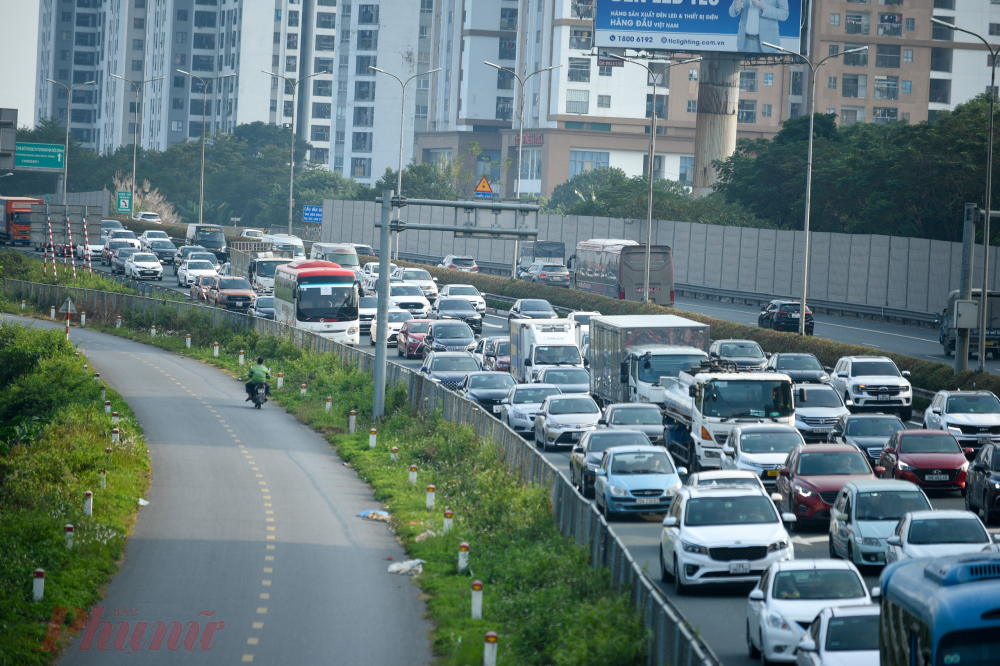 Từ 15h chiều 1/1, dòng người đổ về Hà Nội hướng vào trung tâm ùn tắc kéo dài hàng km.