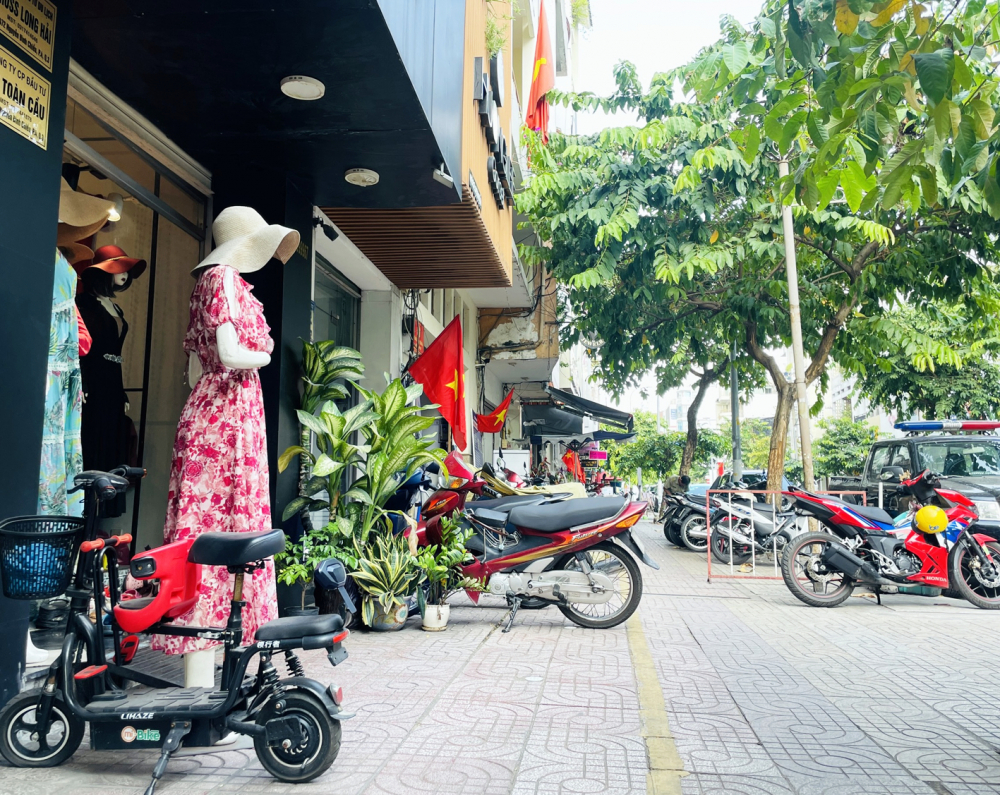 Bên trong vạch kẻ trên vỉa hè ở đường Nguyễn Đình Chiểu (quận 3) được sử dụng để trưng bày sản phẩm kinh doanh