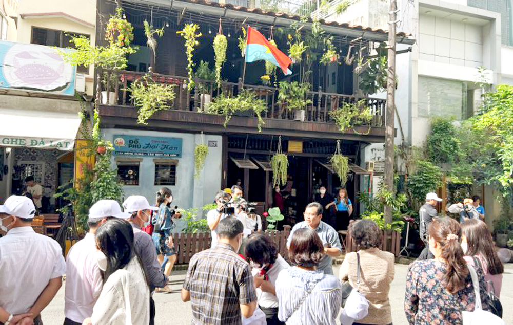 Quán cà phê Đỗ Phủ trong tour tham quan Bảo tàng Biệt động Sài Gòn - ẢNH: QUỐC THÁI