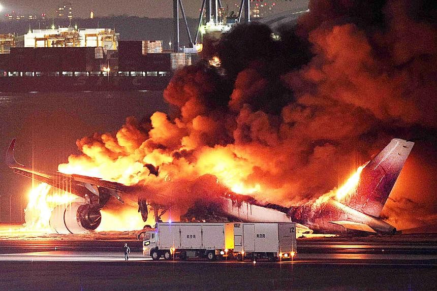 Máy bay của Japan Airlines bốc cháy vào ngày 2/1 khi trượt xuống đường băng sau khi va chạm với máy bay của Lực lượng bảo vệ bờ biển Nhật Bản.