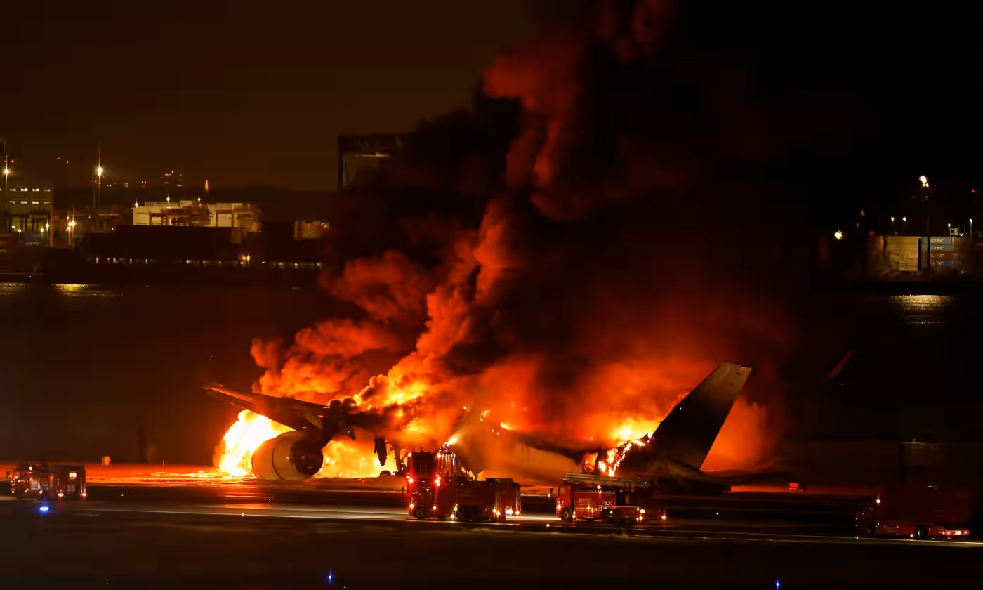 Máy bay A350 của Japan Airlines bốc cháy tại sân bay quốc tế Haneda ở Tokyo - Ảnh: Issei Kato/Reuters