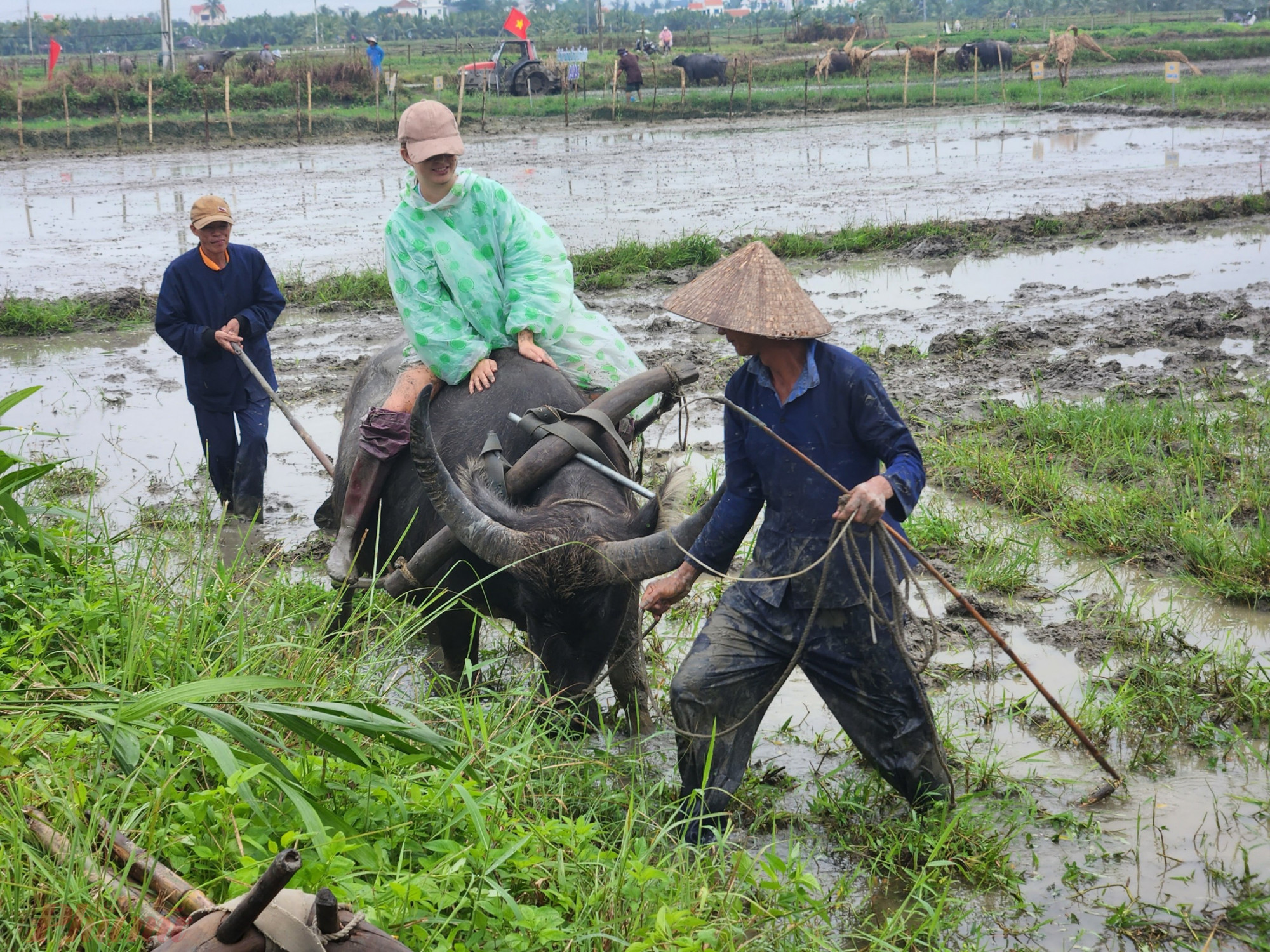 Đồng thời, bảo tồn và phát huy các giá trị văn hoá phi vật thể của nghề truyền thống trồng lúa nước; động viên, khích lệ nông dân nâng cao ý thức gìn giữ nét đẹp nghề truyền thống và phát huy nét văn hóa của dân tộc.