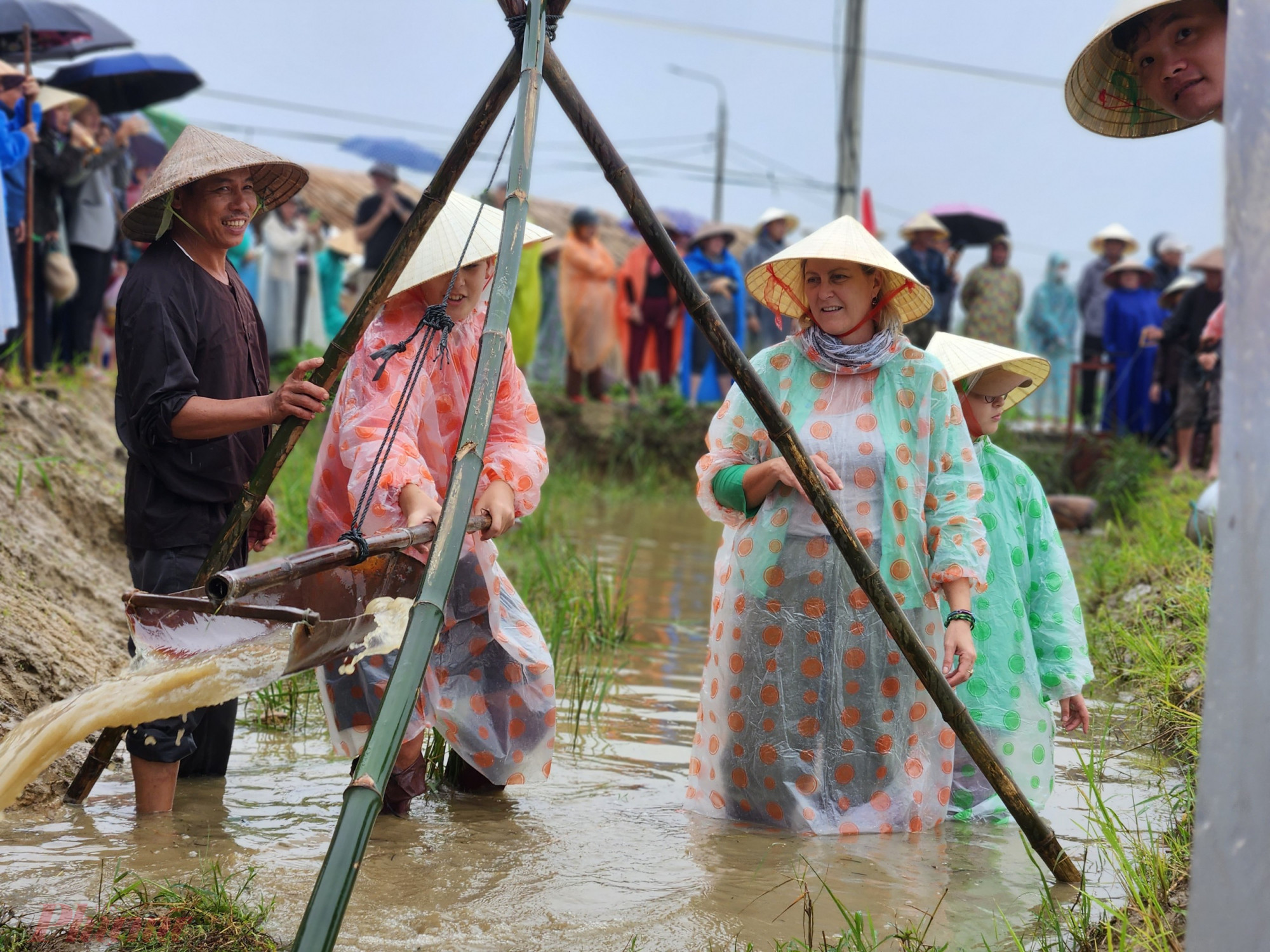 Ngoài ra, đây còn là dịp để những người nông dân trao đổi, chia sẻ kinh nghiệm trồng lúa nước cũng như triển khai kế hoạch sản xuất vụ đông xuân 2023 - 2024.