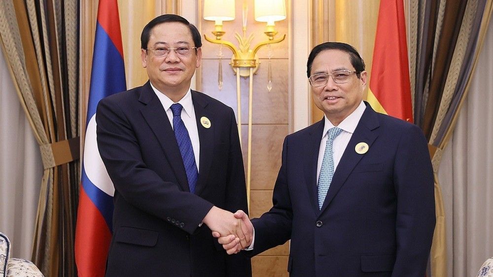 Thủ tướng Phạm Minh Chính gặp Thủ tướng Lào Sonexay Siphandone tại Hội nghị cấp cao ASEAN-Hội đồng hợp tác Vùng Vịnh hồi tháng 10/2023. Ảnh: TTX