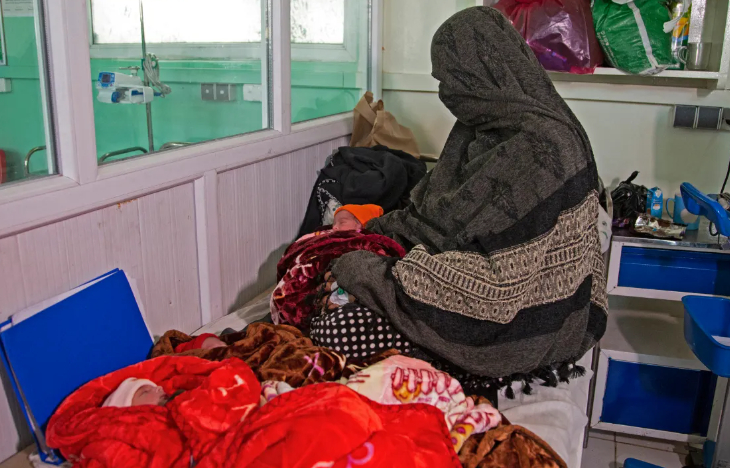 Islam Bibi, đang mang thai đứa con nhỏ, đã đến cơ sở MSF ở Khost trong cơn đau và trắng tay. 'Tôi, chồng tôi không có tiền. Người ta bảo tôi: 'Hãy đến bệnh viện này, họ làm mọi thứ miễn phí', người đàn ông 38 tuổi, một trong hàng trăm người Afghanistan chạy trốn khỏi Pakistan trong những tháng gần đây vì sợ bị trục xuất, cho biết [Kobra Akbari/AFP]
