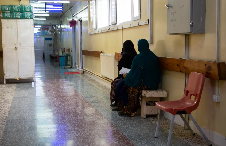 hụ nữ ở tỉnh lân cận Paktia hiện nay có thể gặp ít may mắn hơn nhờ trung tâm thai sản đầu tiên được NAC mở gần đây tại thủ phủ tỉnh nhỏ Gardez - một phòng khám do phụ nữ điều hành dành cho phụ nữ. [Kobra Akbari/AFP]