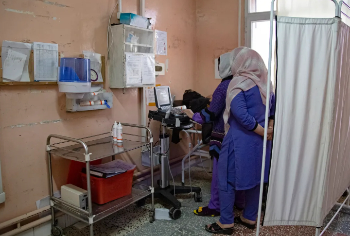 Noor Khanum Ahmadzai, điều phối viên y tế của tổ chức phi chính phủ Terre des Hommes ở Kabul, cho biết căng thẳng tài chính đối với các gia đình trong bối cảnh khủng hoảng kinh tế của đất nước làm tăng rủi ro. Ahmadzai cho biết, bất chấp rủi ro, những phụ nữ từng làm việc ở khu vực công giờ thích sinh con tại nhà hơn vì họ không có tiền. [Kobra Akbari/AFP]