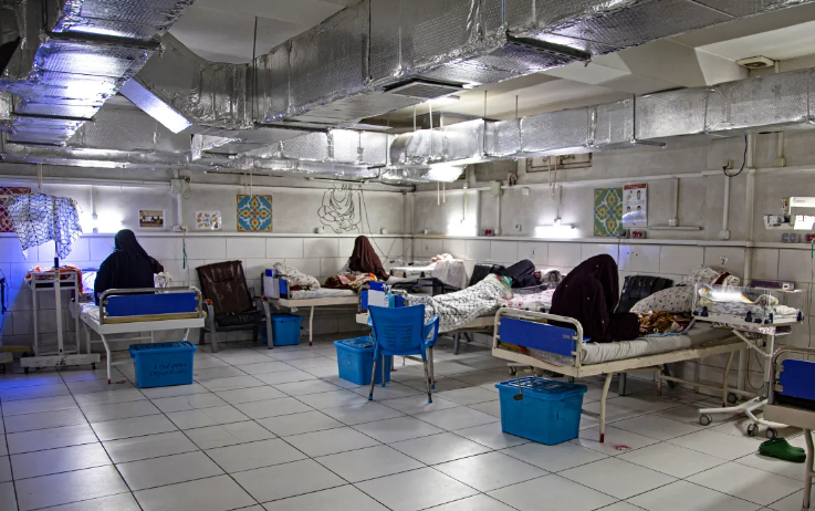  một bệnh viện công, nơi các nữ hộ sinh phải làm việc quá sức và được trả lương thấp, phụ nữ phải tự mang theo thuốc. Chi phí giao hàng khoảng 2.000 Afghani (29 USD) - một khoản đáng tiền kể đối với nhiều gia đình. [Kobra Akbari/AFP]