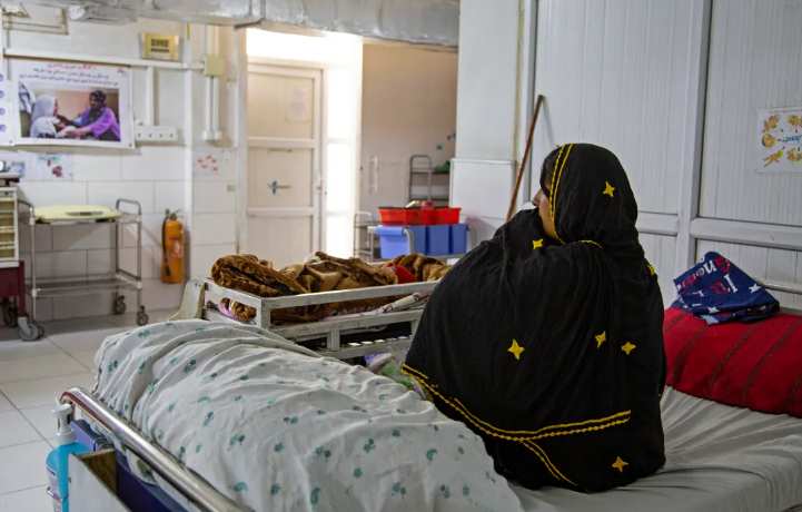 Trung bình, phụ nữ có sáu đứa con ở Afghanistan, nhưng việc mang thai nhiều lần, sinh mổ nhiều lần hoặc hoàn đều làm tăng nguy cơ tử vong. [Kobra Akbari/AFP]