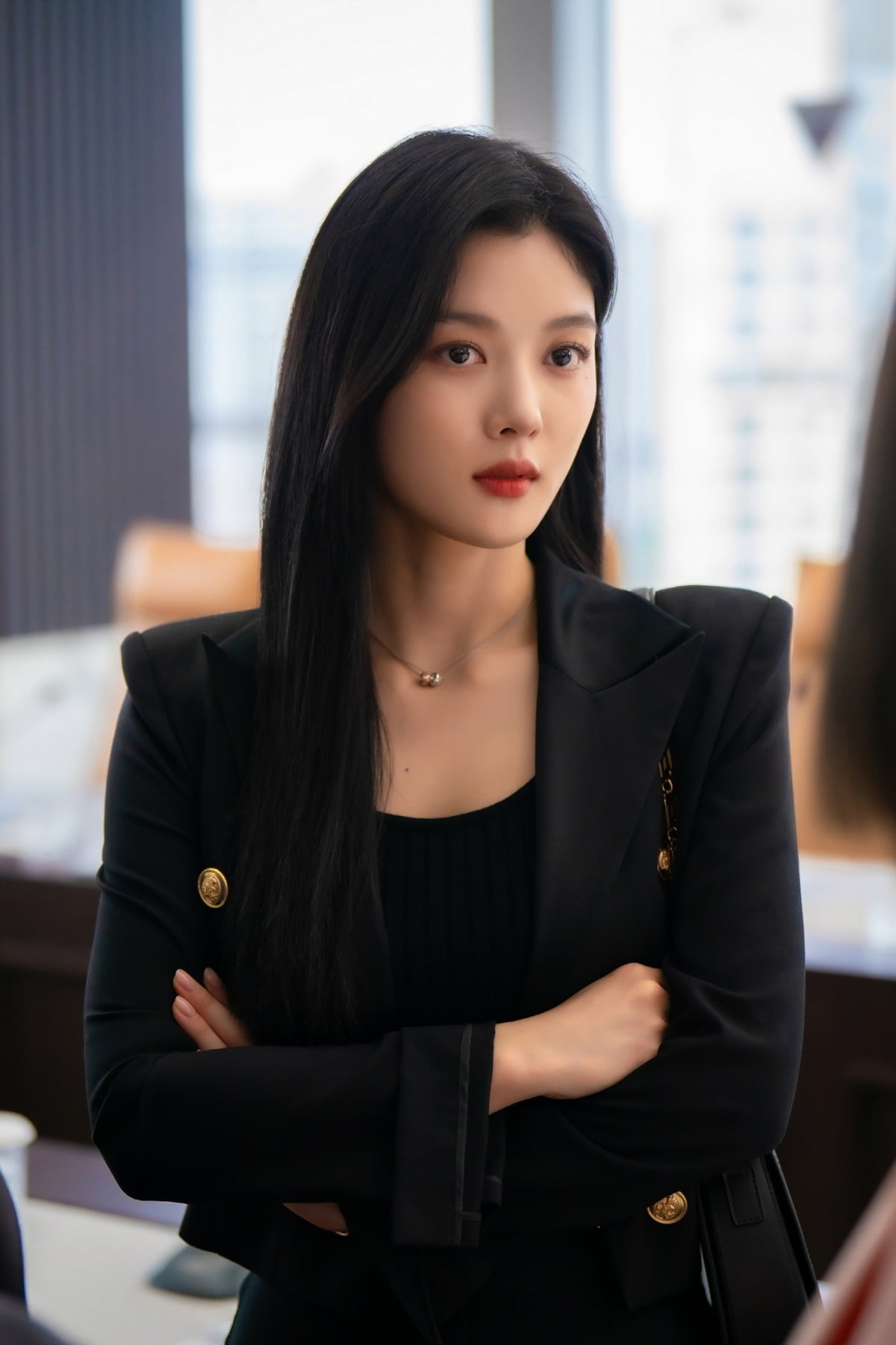 Kim Yoo Jung cũng chưng diện một số trang phục hàng hiệu, nhằm thể hiện vẻ xa hoa của giới thượng lưu. Bằng cách chọn một chiếc áo gọn gàng đi cùng váy đồng màu, cô tạo nên diện mạo sắc sảo, chuyên nghiệp, dễ ứng dụng với dân văn phòng.