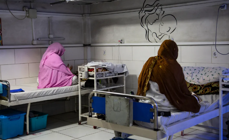 Terje Watterdal, giám đốc Quốc gia của Quận ban Afghanistan Na Uy phi lợi nhuận (NAC) cho biết: “Rất nhiều bác sĩ phụ khoa đã rời khỏi đất nước”. Ông nói thêm, chính quyền Taliban cũng muốn bỏ các nhóm y tế di động đến thăm phụ nữ vì “họ không thể kiểm soát các thông điệp về sức khỏe mà họ đưa ra”. [Kobra Akbari/AFP]