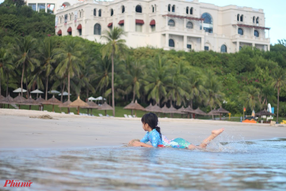 Thư giãn tại bãi biển Nha Trang và khám phá chợ Đầm Thành phố Nha Trang có đường bờ biển dài hơn 7km nằm song song với con đường trung tâm Trần Phú. Nước biển xanh trong, cát mịn, sóng nhẹ nên biển Nha Trang là địa điểm lý tưởng để dạo mát, tắm biển vào sáng sớm và buổi chiều của người dân địa phương. Dọc bờ biển là một số bar, lounge, resort mà bạn có thể nhâm nhi cocktail và hưởng gió biển.