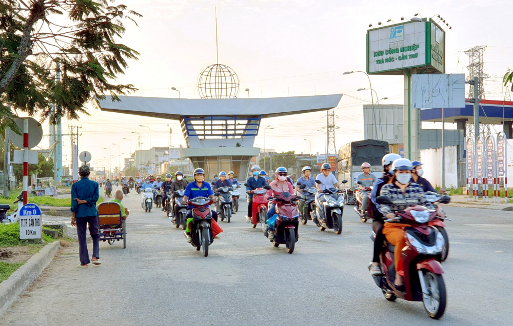 Công nhân vào làm việc tại khu công nghiệp Trà Nóc (TP Cần Thơ) sau kỳ nghỉ tết dương lịch 2024 - Ảnh: Trung Phạm 